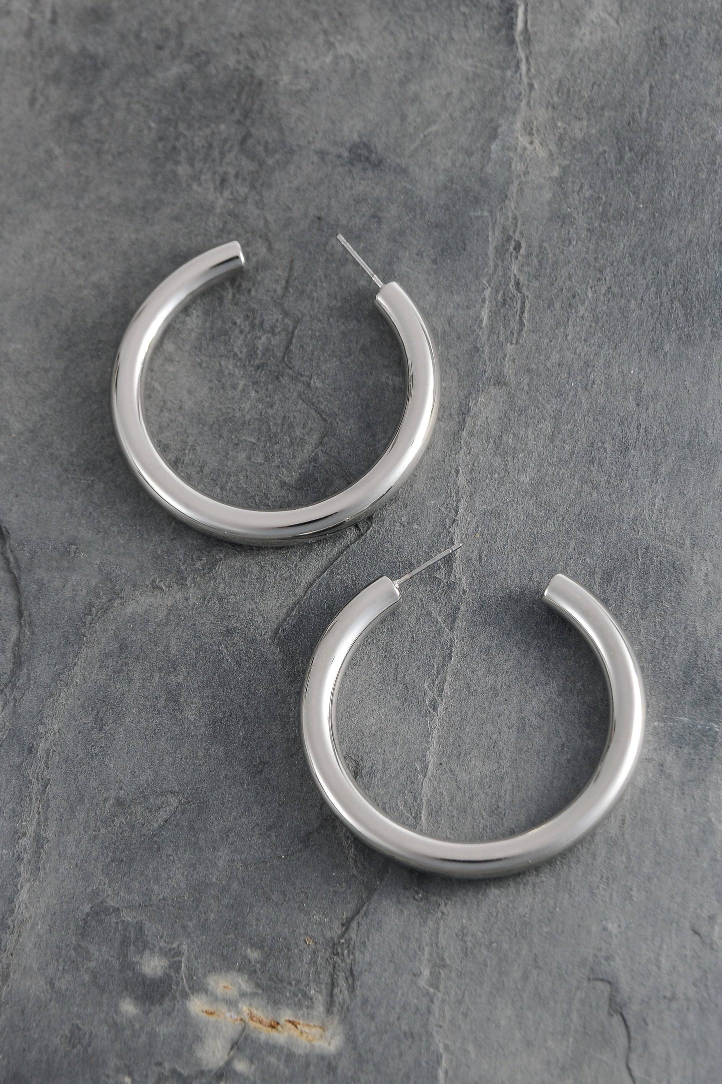 CLASSIC CHUNKY HOOP EARRINGS